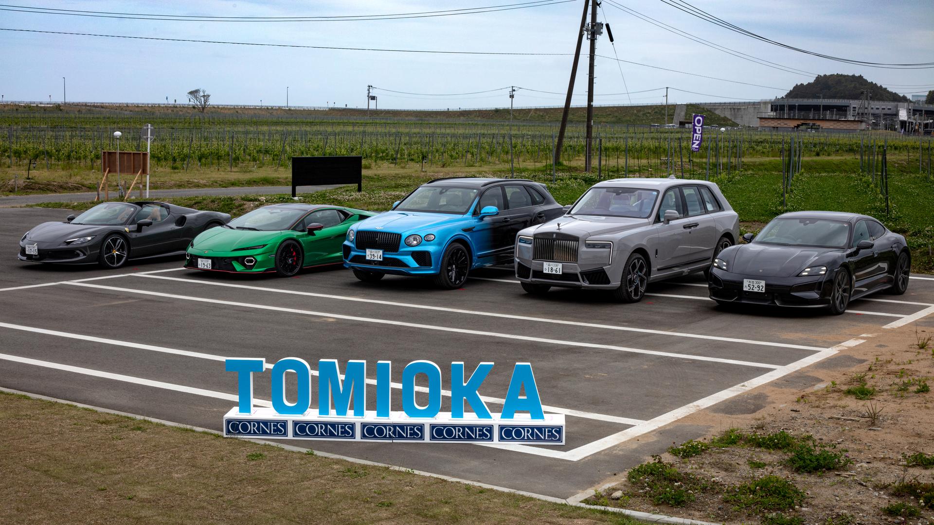 <p class="editor-paragraph" dir="ltr"><span style="white-space: pre-wrap;">2026年5月23日(土)〜24日(日)、新緑の風が吹き抜ける福島県富岡町の「とみおかワイナリー」にて、グランドオープン1周年を記念する特別なイベントが開催されました。</span><br><span style="white-space: pre-wrap;">私たち復興応援活動「CORNES MAKE A MOVEMENT」もこの記念すべき佳き日に参加し、町民の皆様や遠方から足を運んでくださった多くのお客様を、心を込めておもてなしいたしました。</span><br><span style="white-space: pre-wrap;">元々は、福島へのツーリングルート模索の過程でこの場所を見つけたという、偶然のきっかけから始まった縁でした。昨年5月のグランドオープン、9月の収穫祭、そして今回の1周年。3度目となった今回のイベント参加のなかで、 コーンズと、とみおかワイナリーの皆様との出会いは今、まるでこの地にしっかりと根を張るブドウの木のように、深く、力強く育まれています。</span></p>
